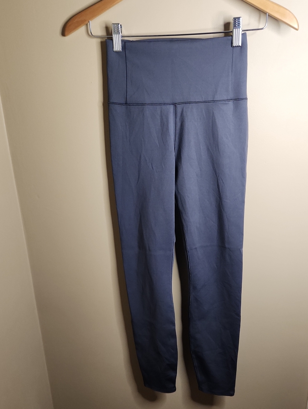 Vuori Evolve Leggings in Gray. Size S. VW#497